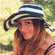 Studentessa impartisce lezioni per varie materie